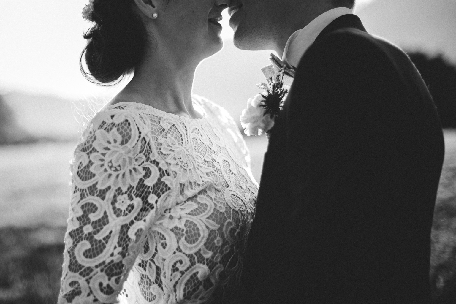 photo noir et blanc d'un couple de mariés échangeant un baiser