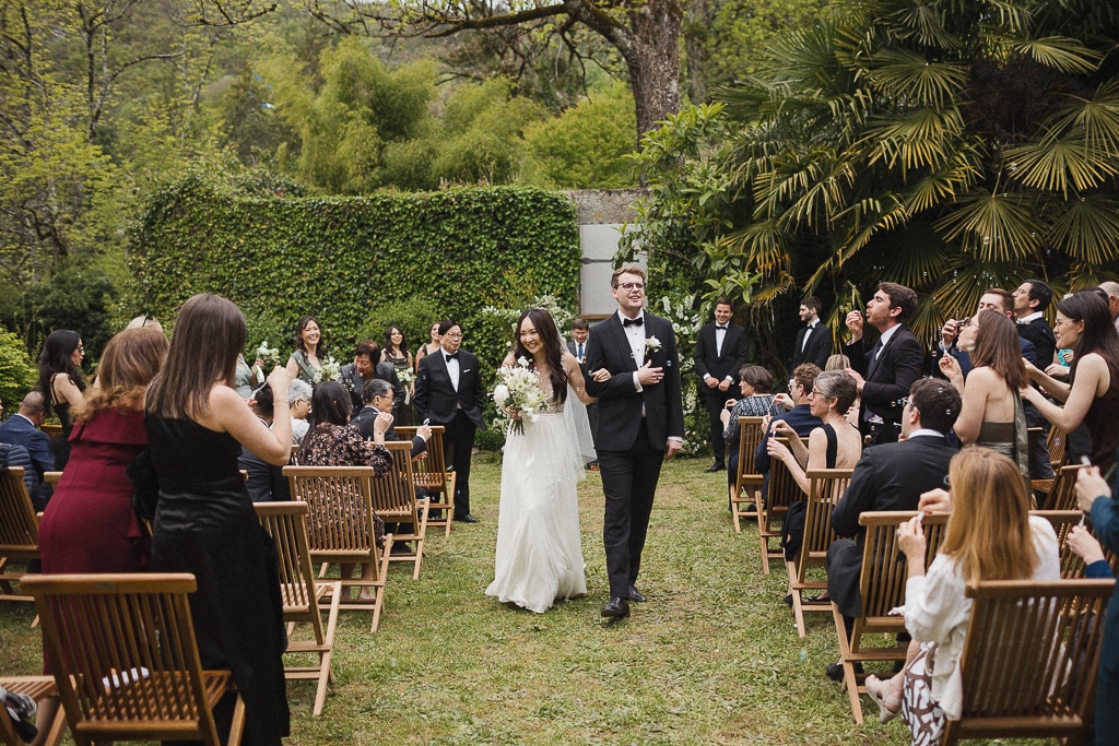 Photo de mariage en extérieur avec le couple échangeant des vœux.