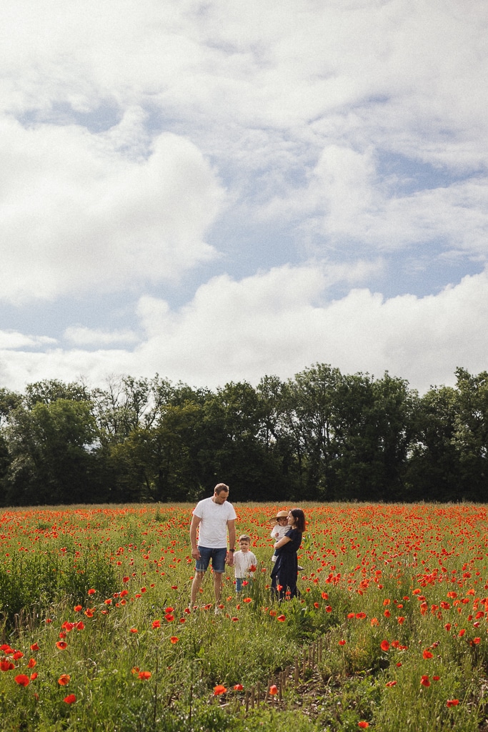 Promenade en famille dans les coquelicots.