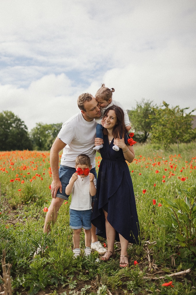 Promenade en famille dans les coquelicots.