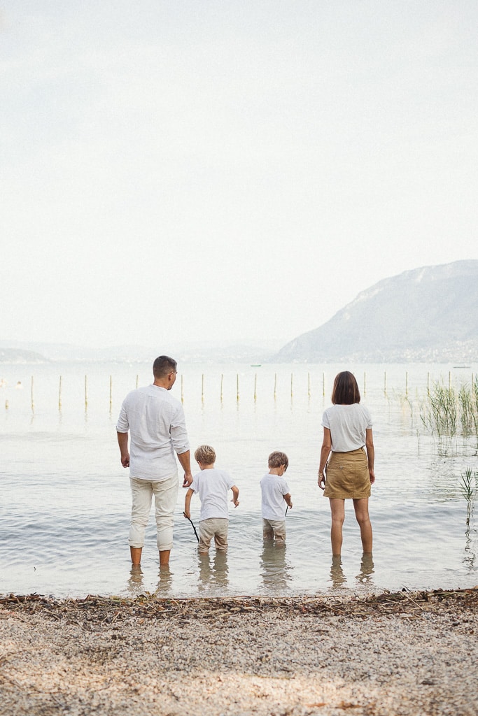 Shooting famille au bord du lac d'Annecy pendant l'été indien