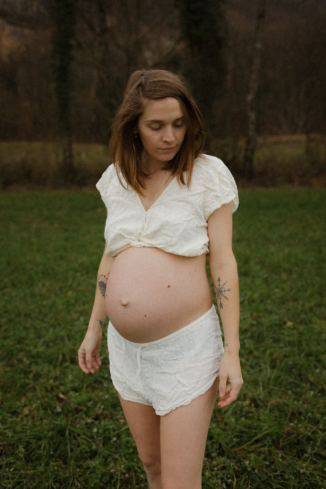 shooting grossesse dans la nature en hiver