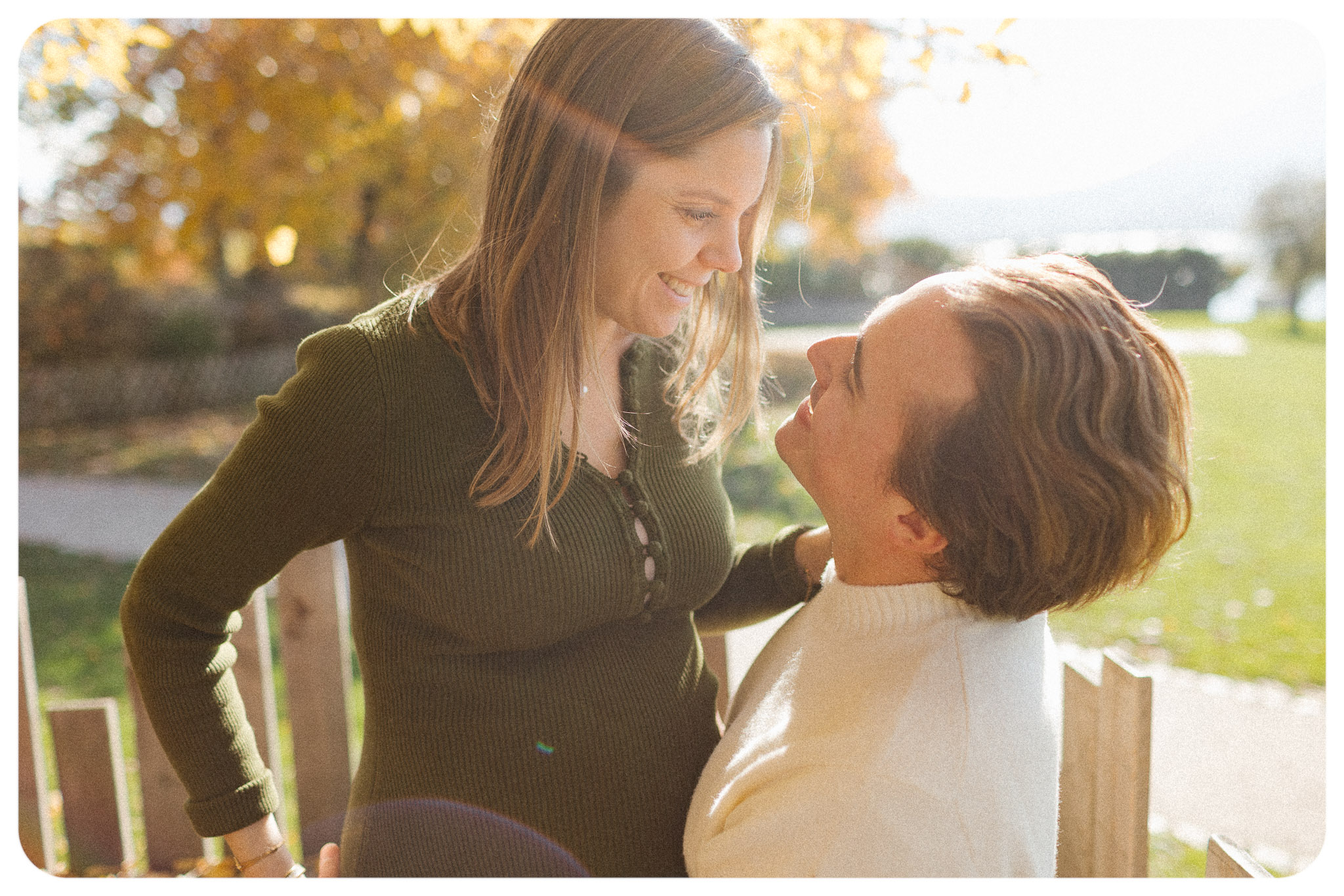 maternité au bord du lac d'Annecy en Automne