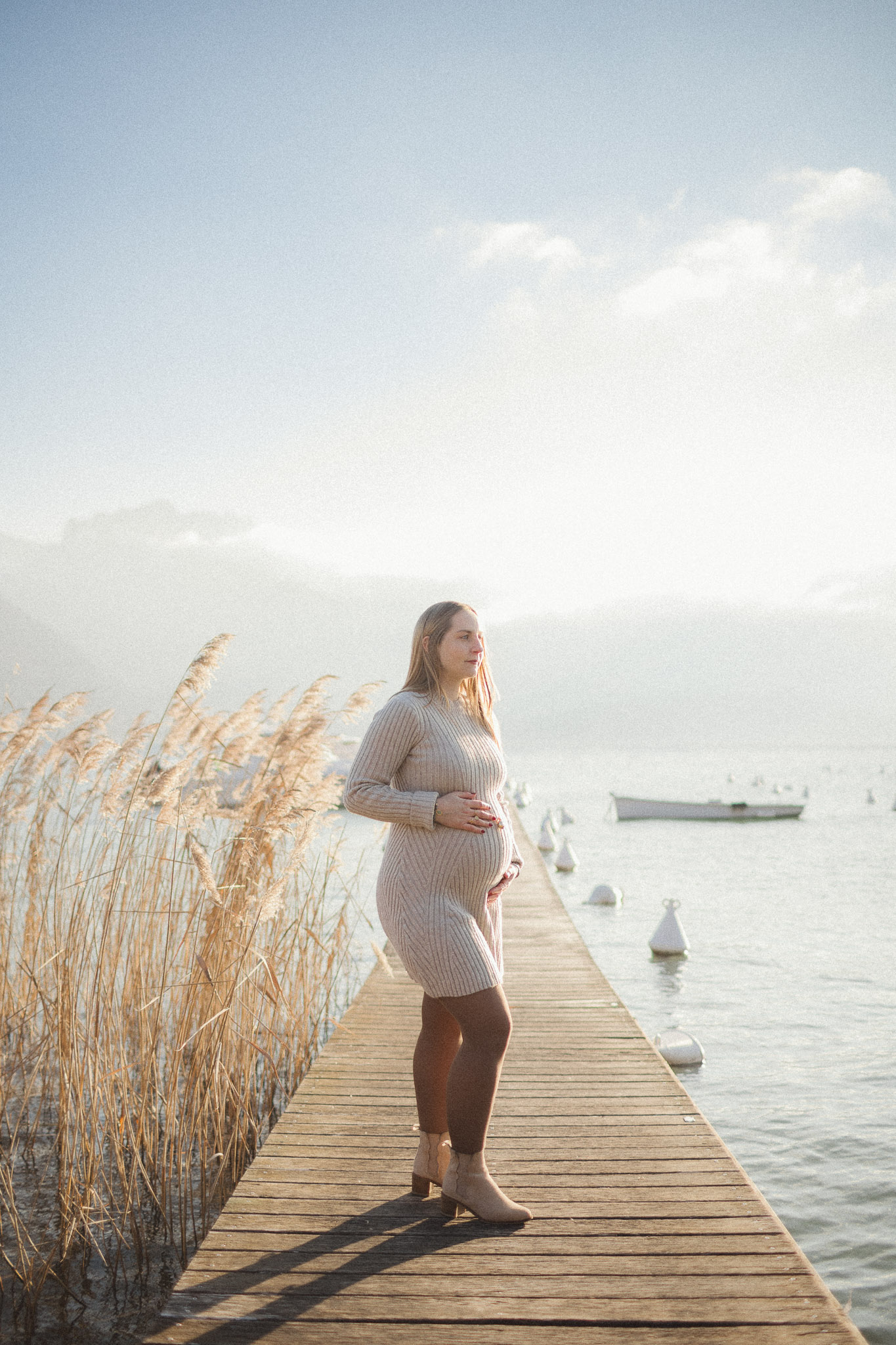 Photographies de futurs parents au bord du lac d'Annecy sous la lumière dorée du matin.