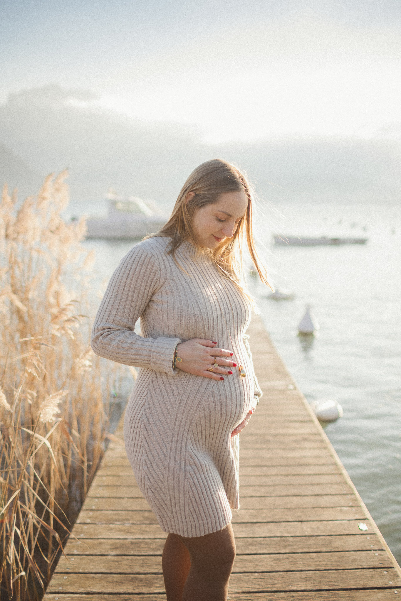 Photographies de futurs parents au bord du lac d'Annecy sous la lumière dorée du matin.