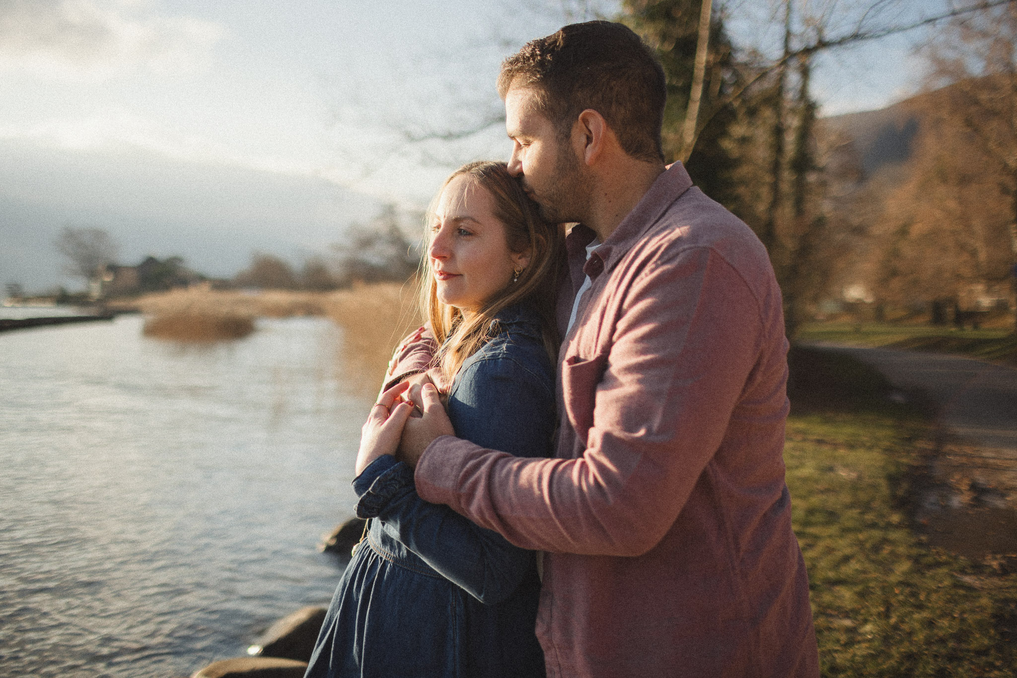 Photographies de futurs parents au bord du lac d'Annecy sous la lumière dorée du matin.