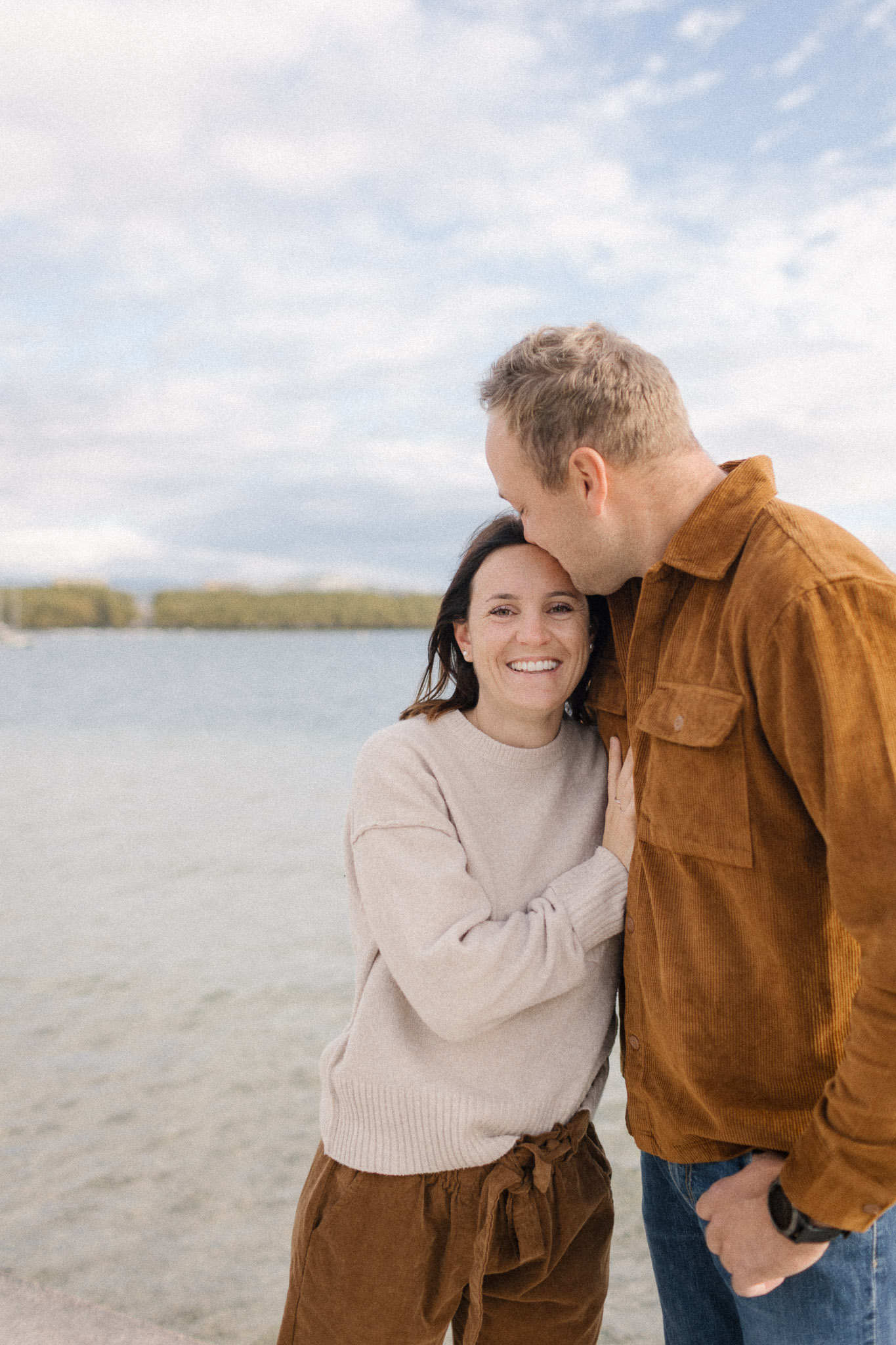 photographie de couple au bord du lac d'Annecy en Automne.