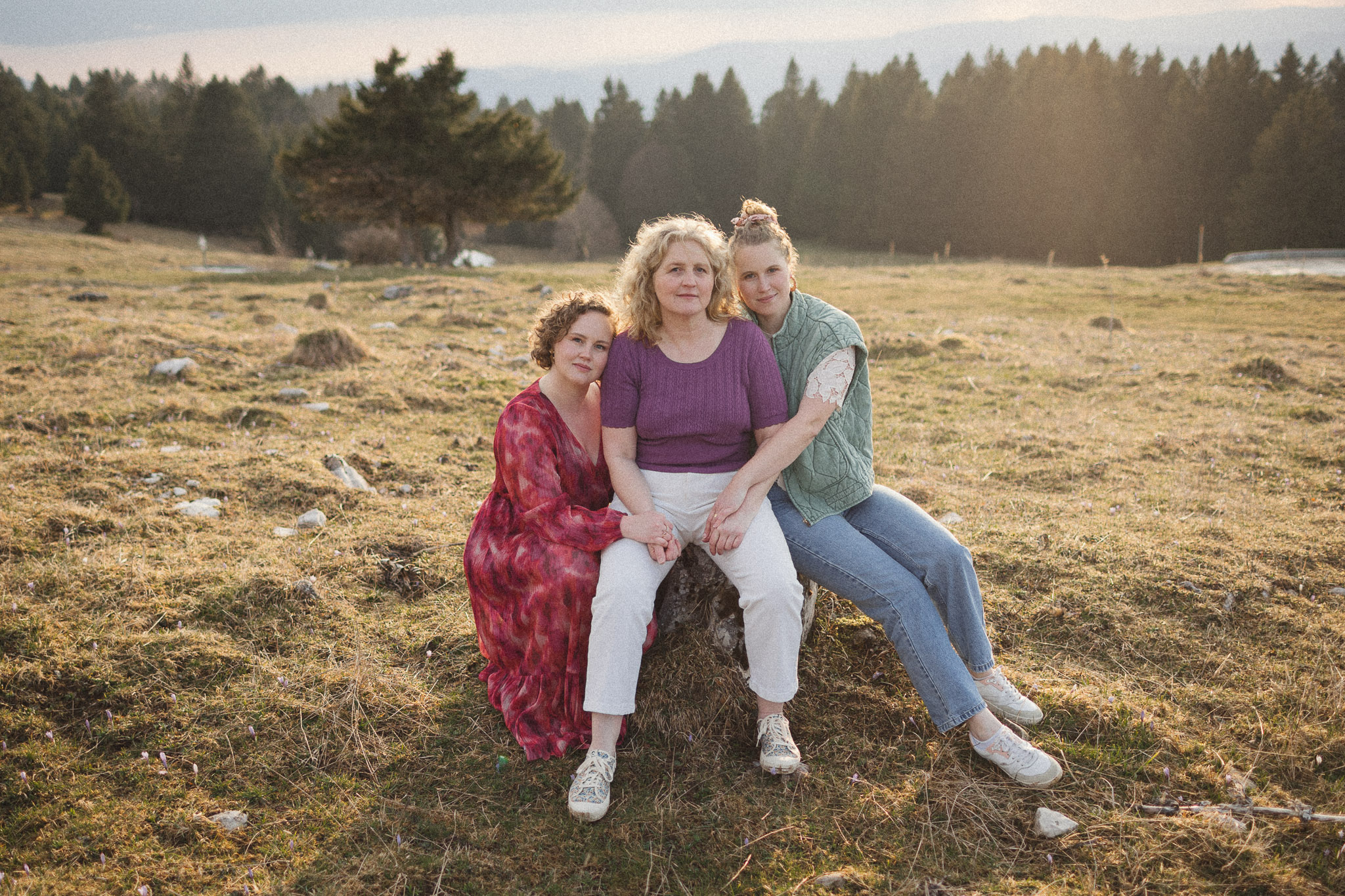 Photographie d'une maman et de ses deux filles en montagne après l'orage.