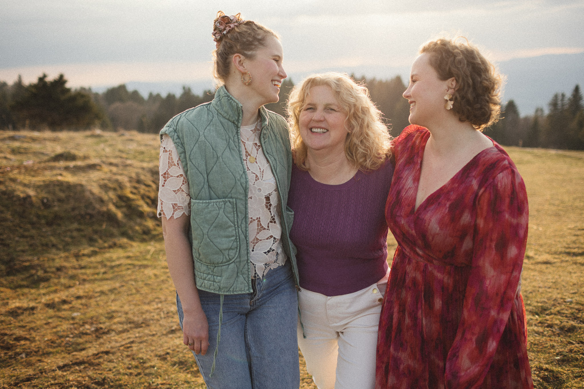 Photographie d'une maman et de ses deux filles en montagne après l'orage.