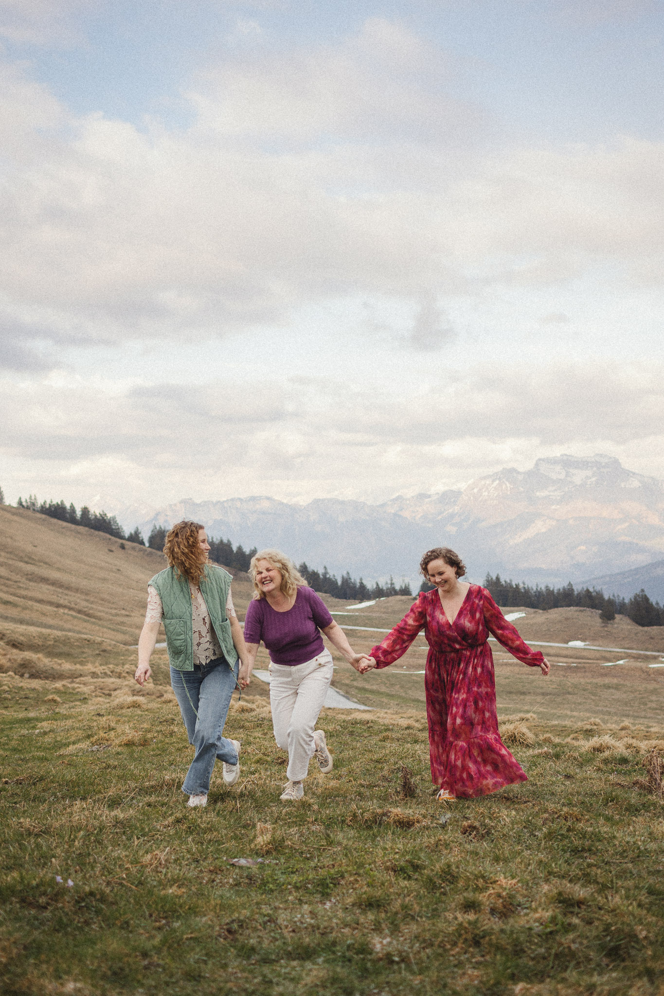 Photographie d'une maman et de ses deux filles en montagne après l'orage.