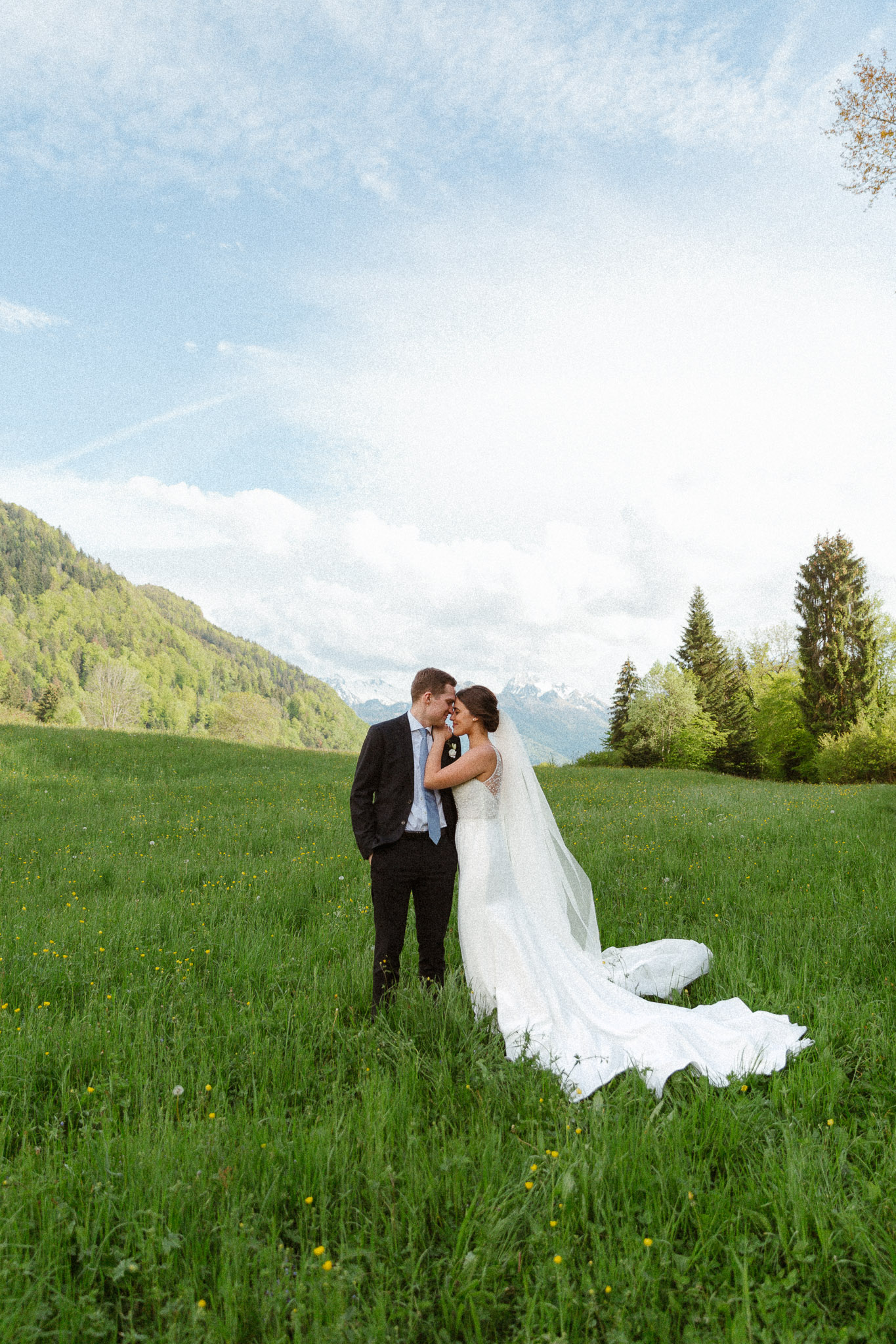 Photos de mariage du couple dans les champs avec vue montagne