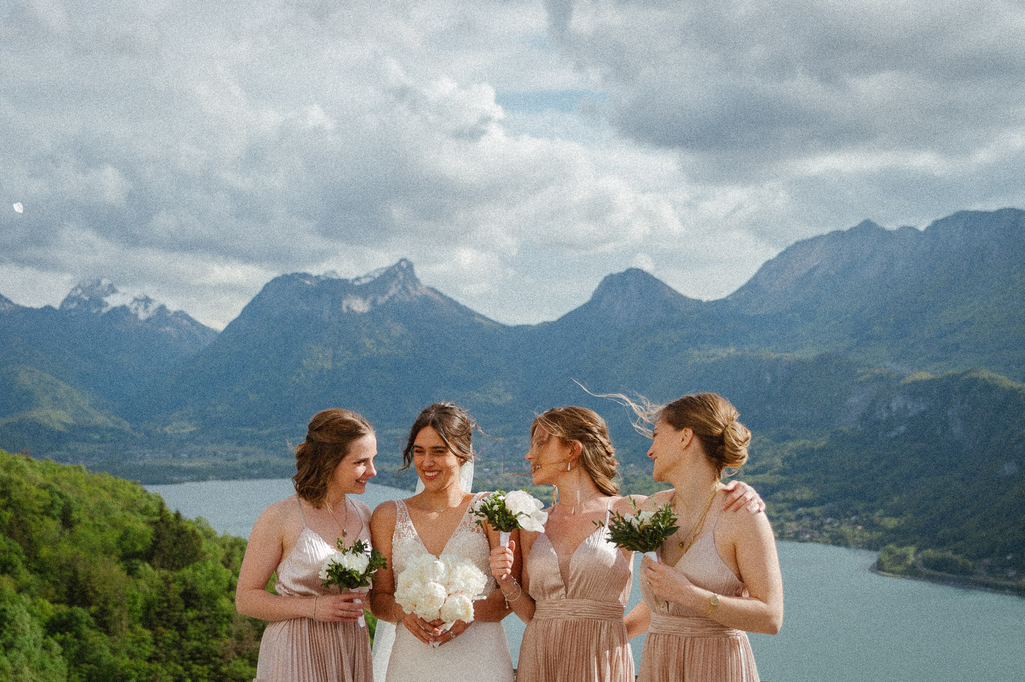 Photos de mariage du couple dans les champs avec vue montagne